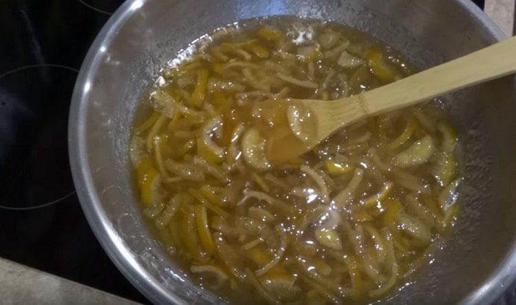 In the syrup we return the slices of lemons and cook the jam.