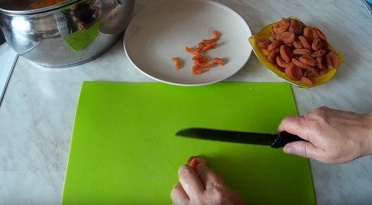 Cut into slices of dried apricots.