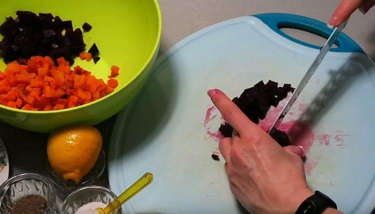 Dice the boiled beets.