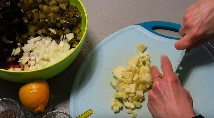 Cut the apple into small pieces.