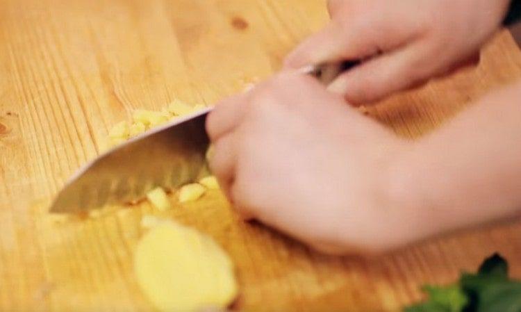 We clean and finely chop the ginger root.