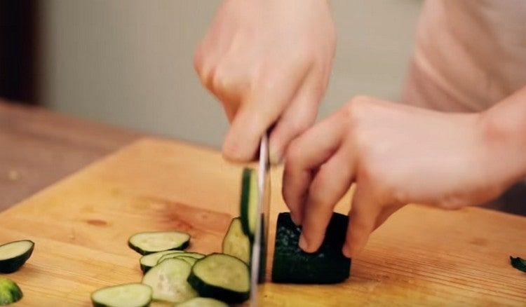 Cut thin cucumber into thin circles.