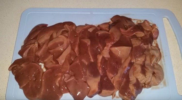 We wash the liver and cut into slices.