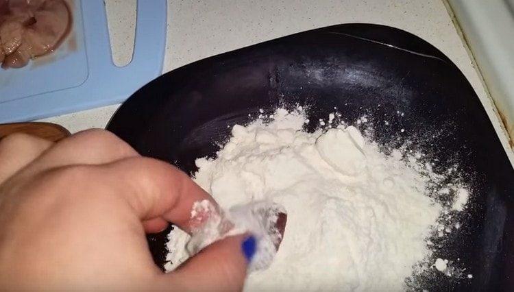 Roll each piece of liver in flour.