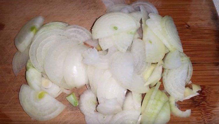 Cut the onion in half rings.