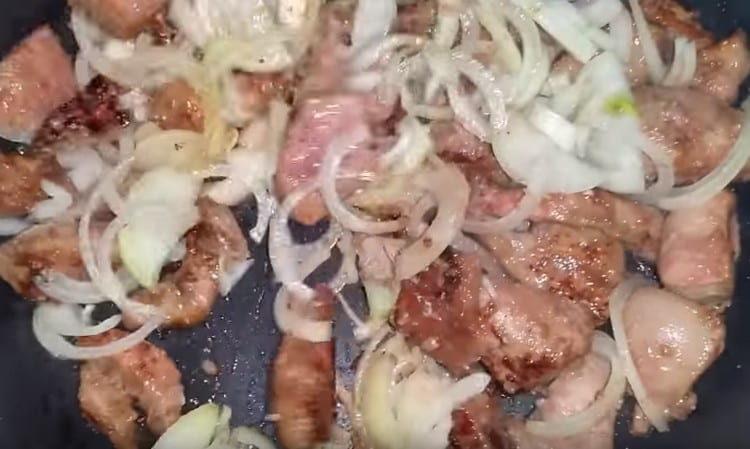 Add the onions to the pan to the liver.