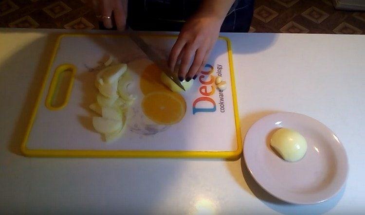 cut the onions into thin half rings.