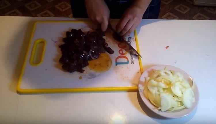 Cut the liver into small pieces.