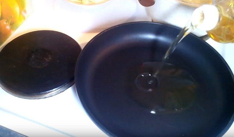 We heat the pan, pour the vegetable oil.