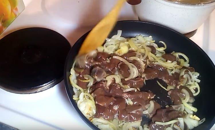 Add the liver slices to the pan.