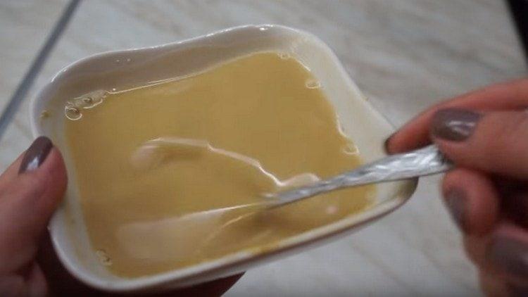 mix the flour with water until smooth.