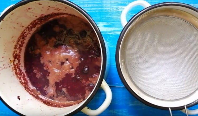 Boil the grape mass.