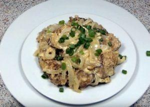 Tender fried chicken liver with onions in sour cream: cooked according to the recipe with a photo.