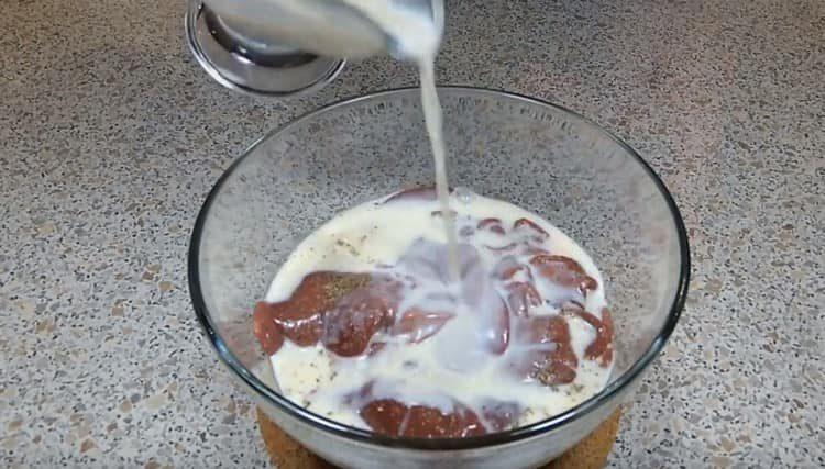 Fill the liver with milk and so leave to stand.