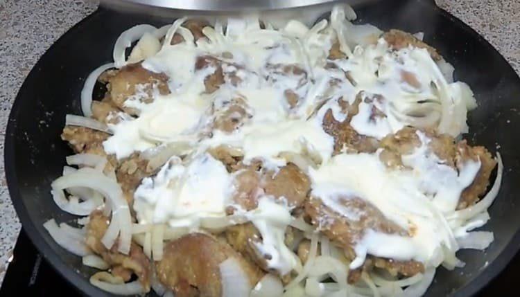 Add sour cream, distribute it over the entire surface of the dish.