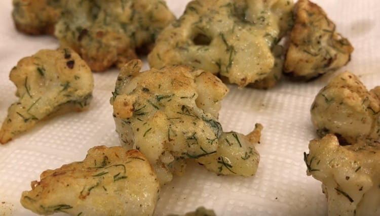 We transfer the fried cauliflower to napkins.