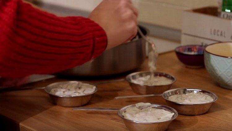 We shift the julienne into the cocotte makers.