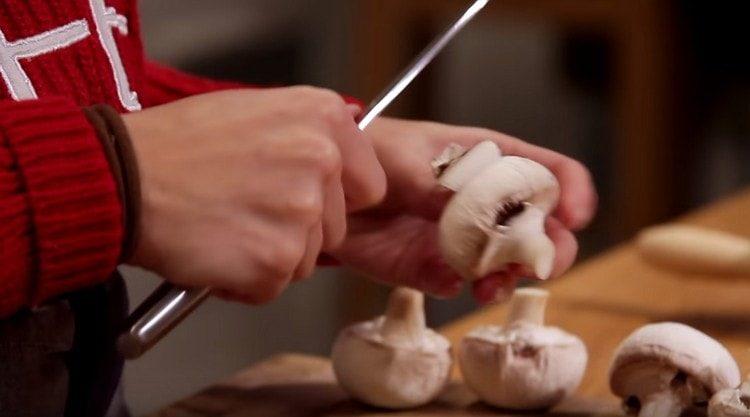 We clean the champignons.