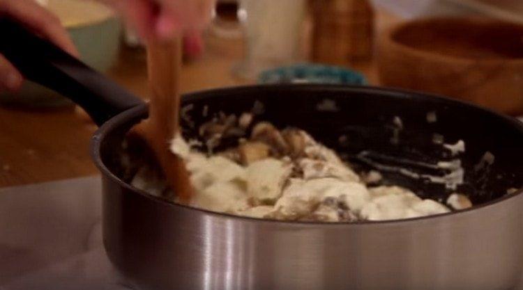 Add cream to the mushrooms.