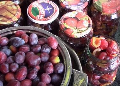 Harvesting for the winter - plums with own juice 🥫
