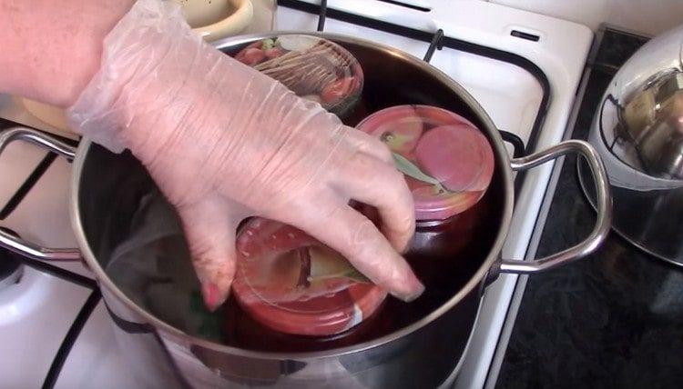 Sterilize the plums again.