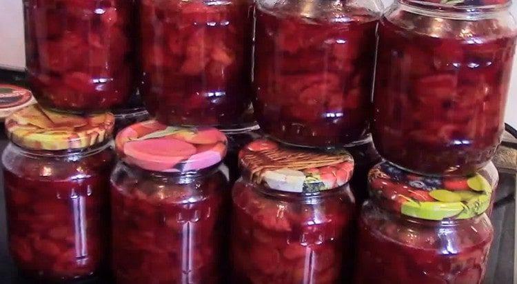 Such a plum billet is perfectly stored even without sugar.