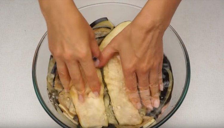 Then the eggplant should be washed with salt.