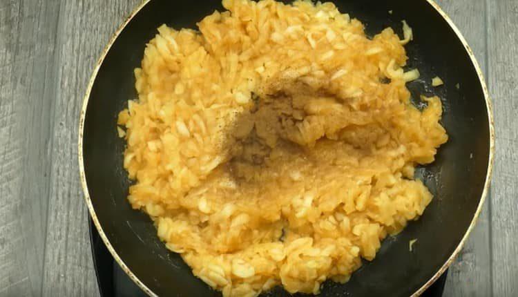 Add cinnamon to the apple mass.