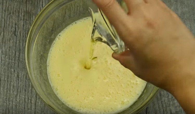 Add vegetable oil to the egg mass.