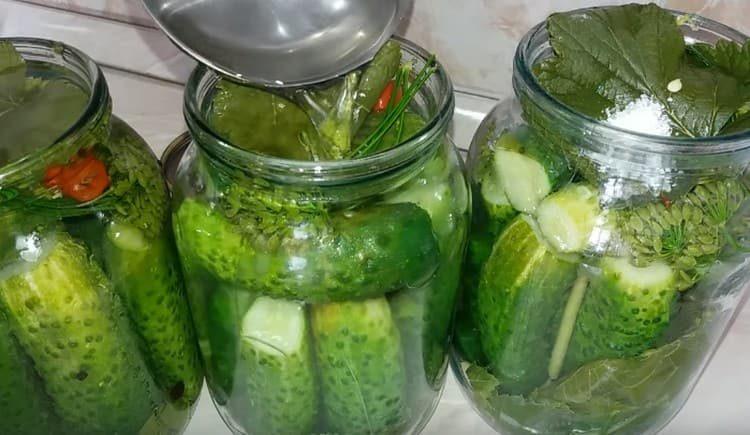 Pour the cans with marinade at the very neck.