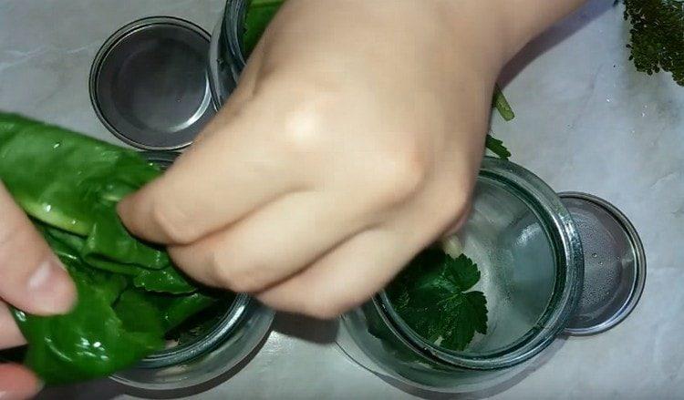 we put in each jar a sheet of horseradish.