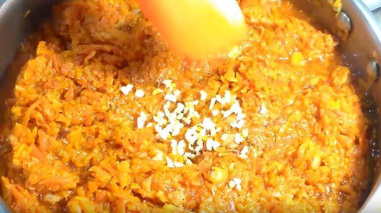 Salt, pepper the contents of the pan, add the garlic.