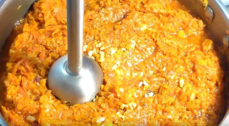 Grind the vegetable mass with a blender.