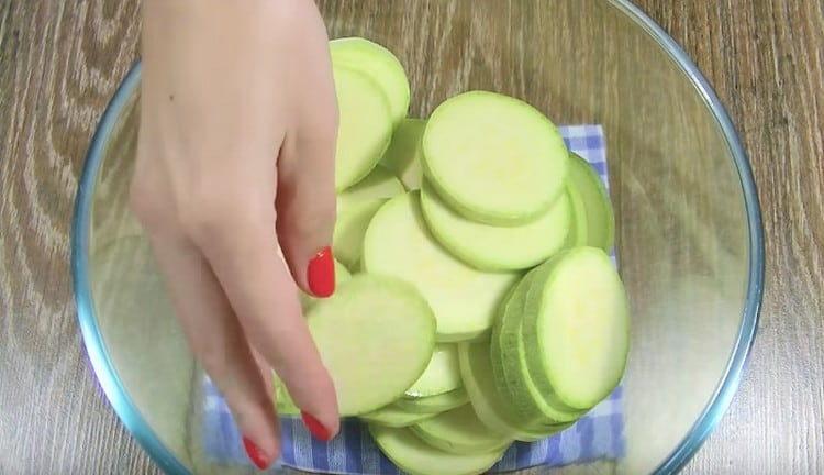 put the zucchini in a bowl, salt, pepper.