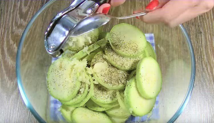 Squeeze the garlic to the zucchini, mix.