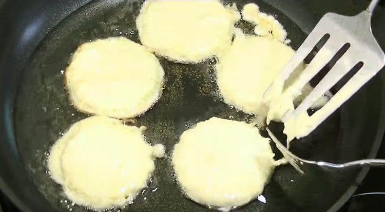 We roll each slice of zucchini in flour, then send it to the batter and put it in a heated frying pan with vegetable oil.