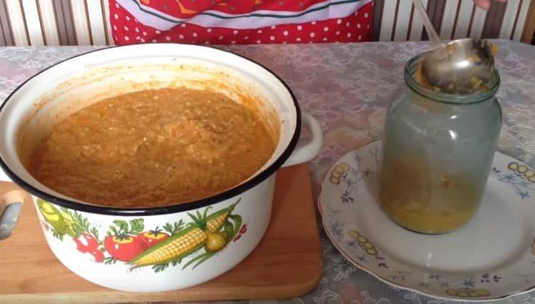 Fill the sterilized jars with caviar and roll up.