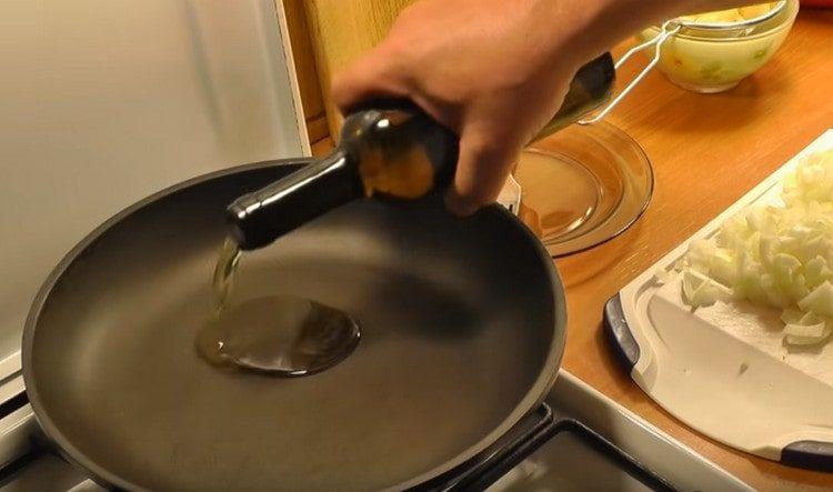 heat the vegetable oil in a pan.