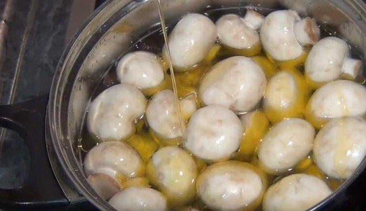 Add vegetable oil to the mushrooms in the marinade.