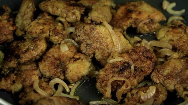 We return the liver to the pan and mix with onions.