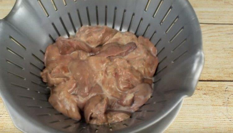 Throw the liver in a colander.