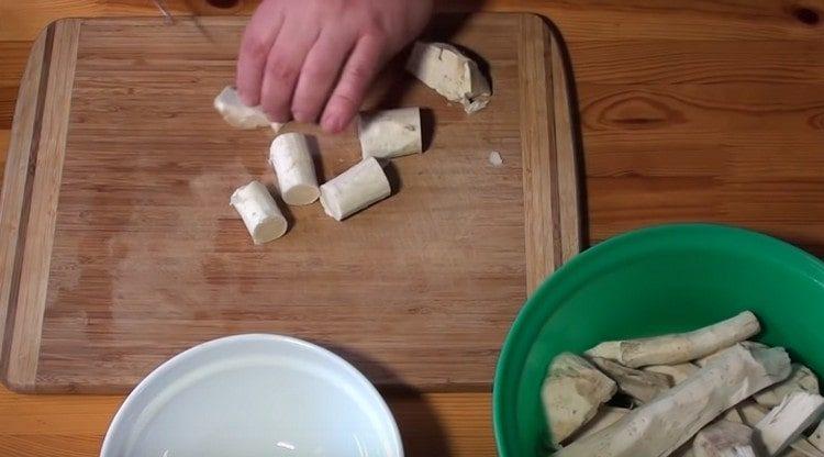 Peel the horseradish and cut into large pieces.