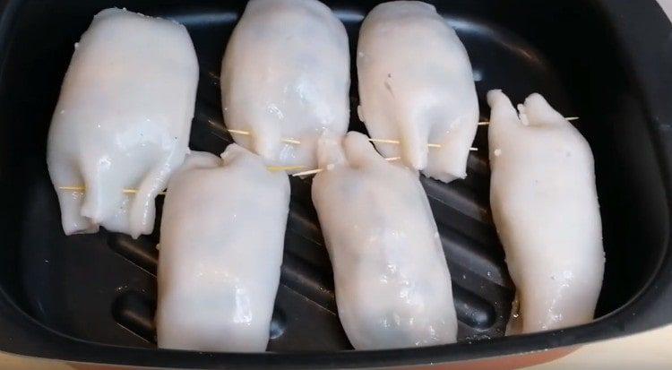 We spread the carcasses on a baking sheet and send it to the oven.