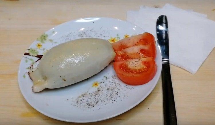 Squids stuffed with rice and mushrooms are very tender and nutritious at the same time.