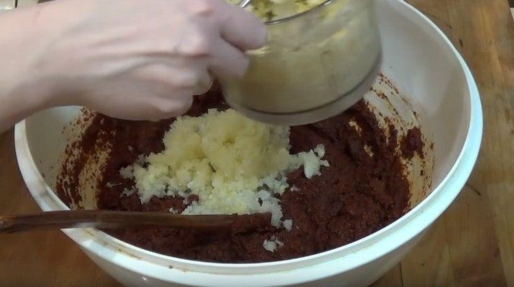 Add ginger and garlic to the hot sauce.