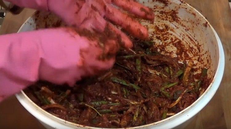 We spread the daikon and onion into the sharp mass.