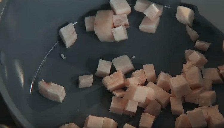 We spread the kurdyuk in the cauldron and drown the fat.