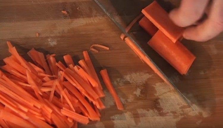 Cut the carrots into strips.