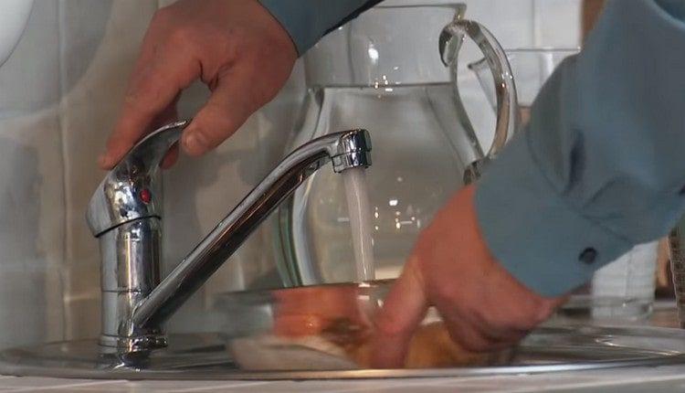 pour onion with garlic with water.