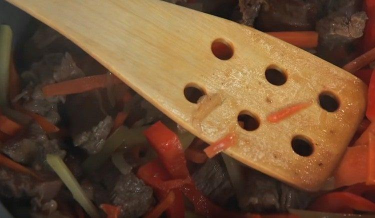 Mix the meat with vegetables.